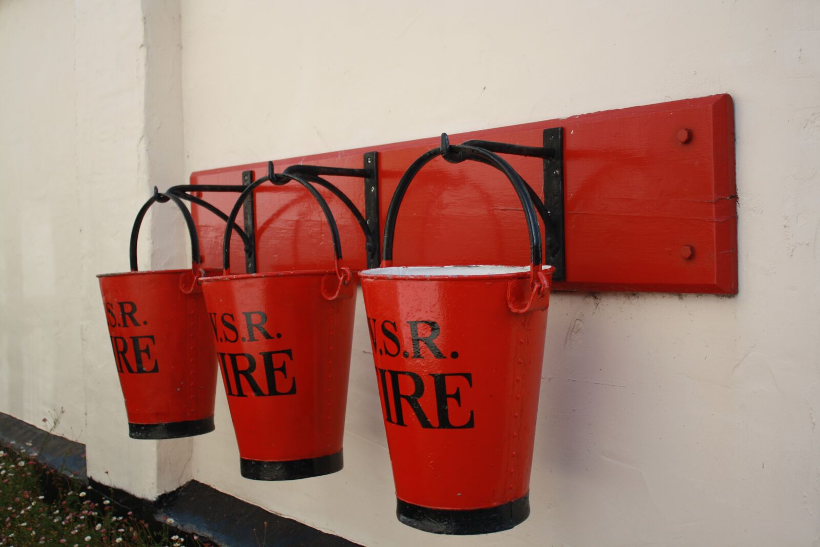 Canon EOS 1000D (EOS Digital Rebel XS / EOS Kiss F) sample photo. Fire buckets, red, equipment photography