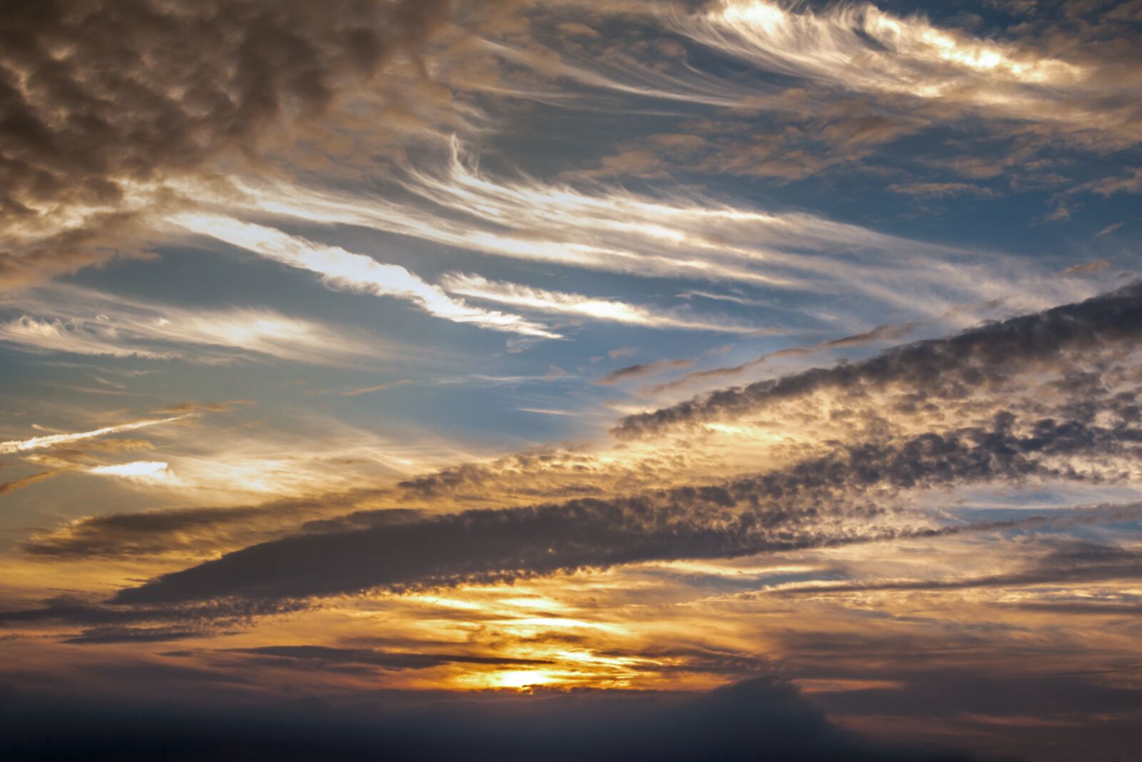 Canon EOS 750D (EOS Rebel T6i / EOS Kiss X8i) sample photo. Clouds, cloud formation, color photography