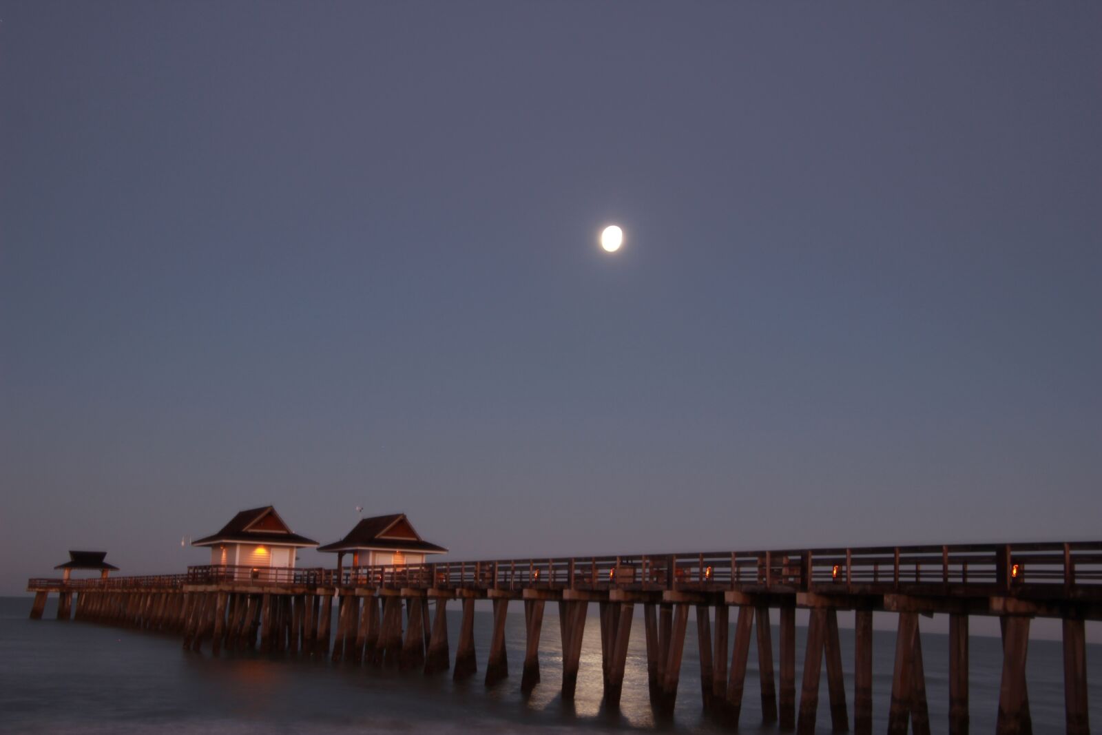 Canon EOS 600D (Rebel EOS T3i / EOS Kiss X5) sample photo. Naples, pier, moon photography