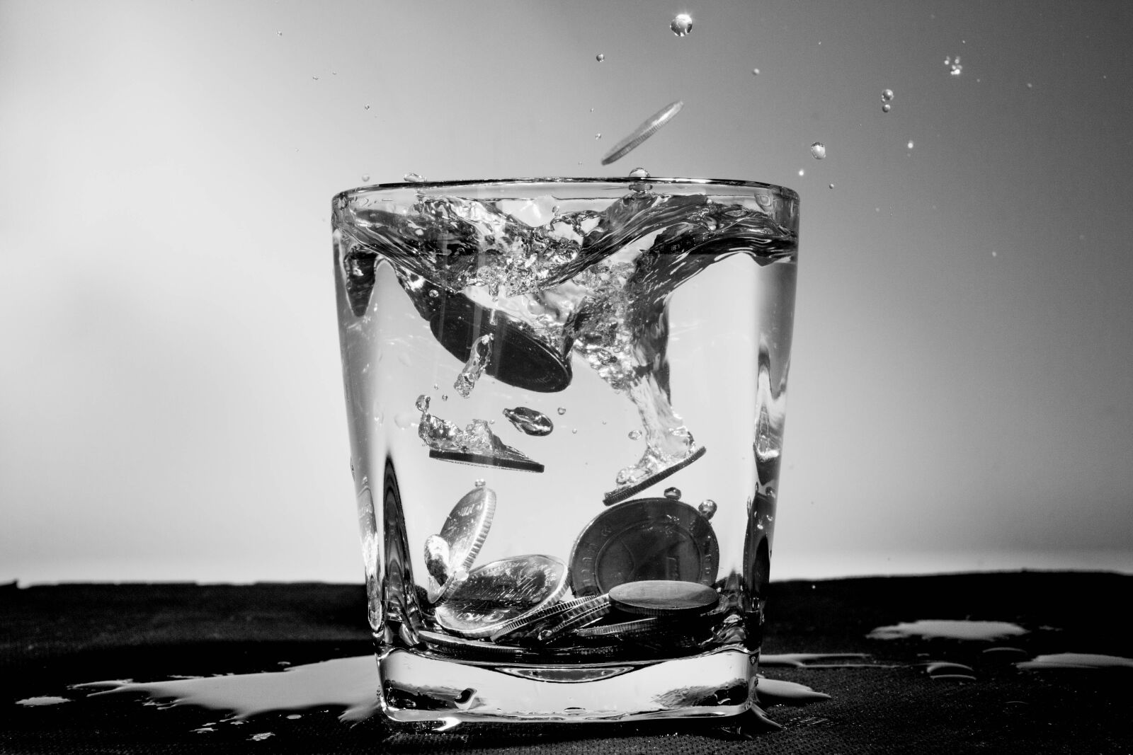 Canon EOS 650D (EOS Rebel T4i / EOS Kiss X6i) sample photo. Coins, monochrome, water photography