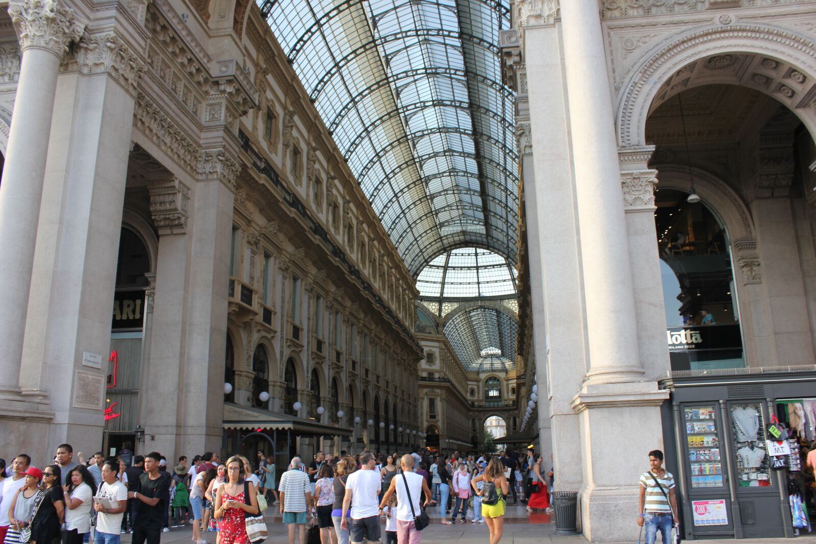 Canon EOS 550D (EOS Rebel T2i / EOS Kiss X4) sample photo. Gallery, milan, tourists photography