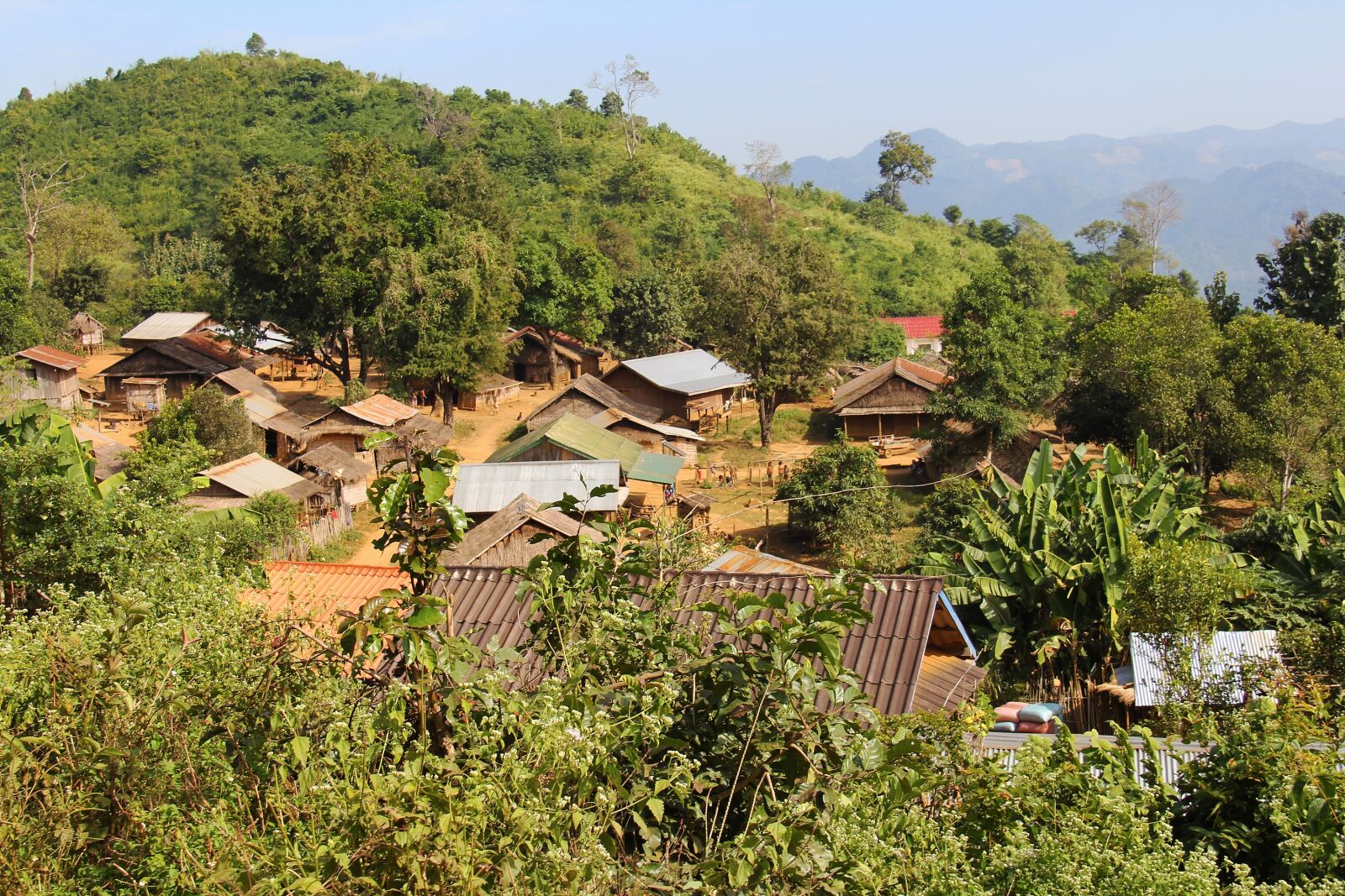 Canon EF-S 18-200mm F3.5-5.6 IS sample photo. Village, mountain, houses photography