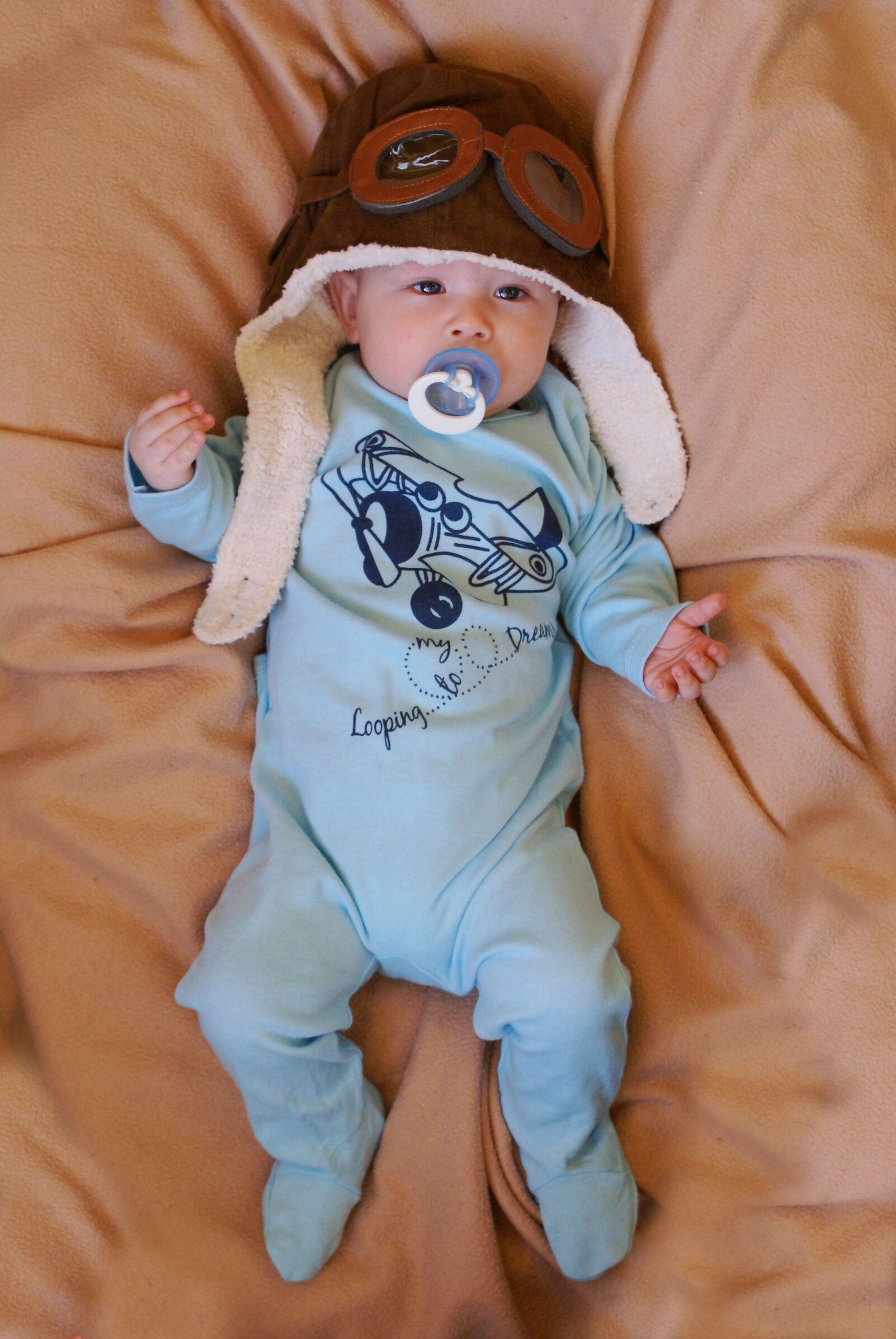 Sony Alpha DSLR-A100 sample photo. Babe, kid, bobblehead photography