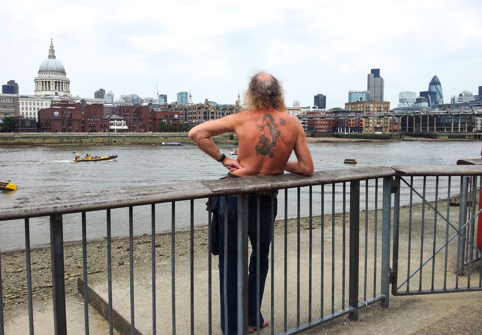 Samsung Galaxy S2 sample photo. Man, city, london photography