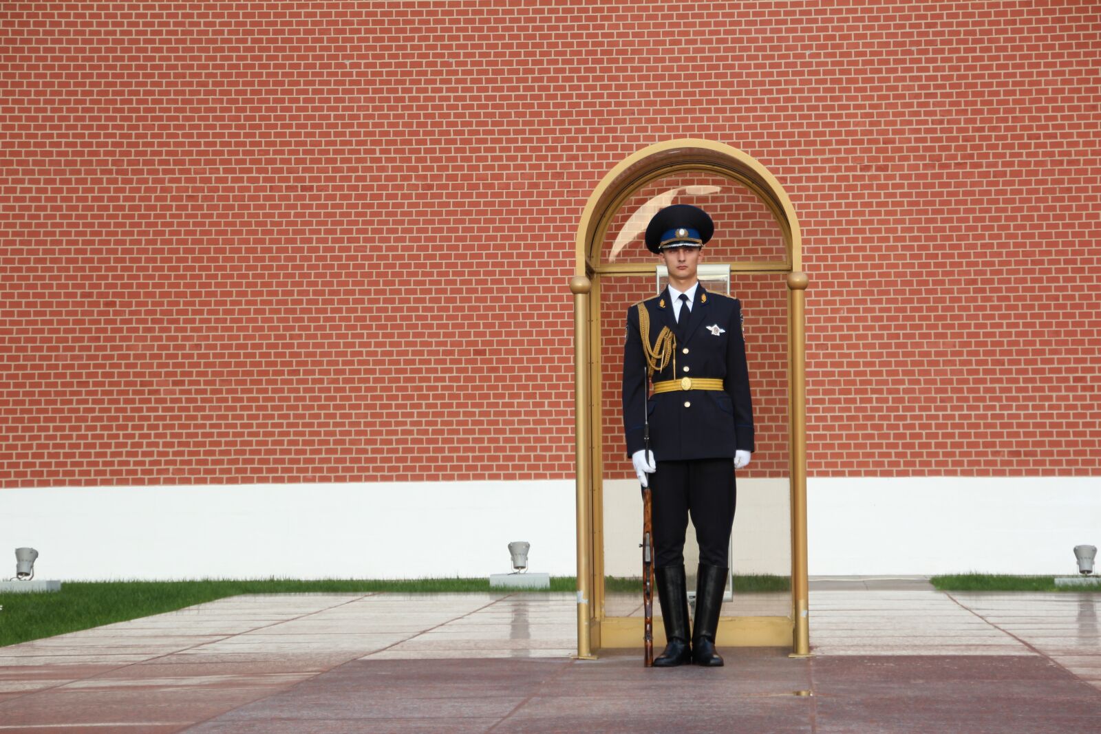 Canon EOS 600D (Rebel EOS T3i / EOS Kiss X5) sample photo. Security guard, post, kremlin photography