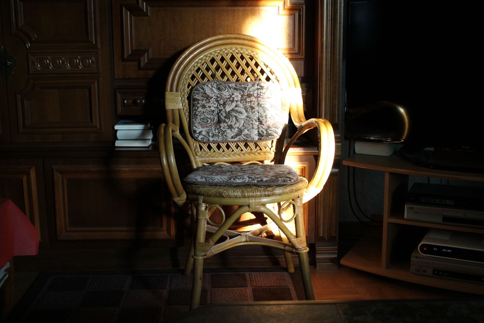 Canon EOS 1100D (EOS Rebel T3 / EOS Kiss X50) sample photo. Chair, sunbeam, decor photography