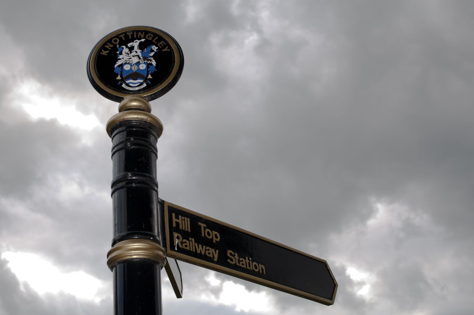 Nikon D90 sample photo. Knottingley, sign, street photography