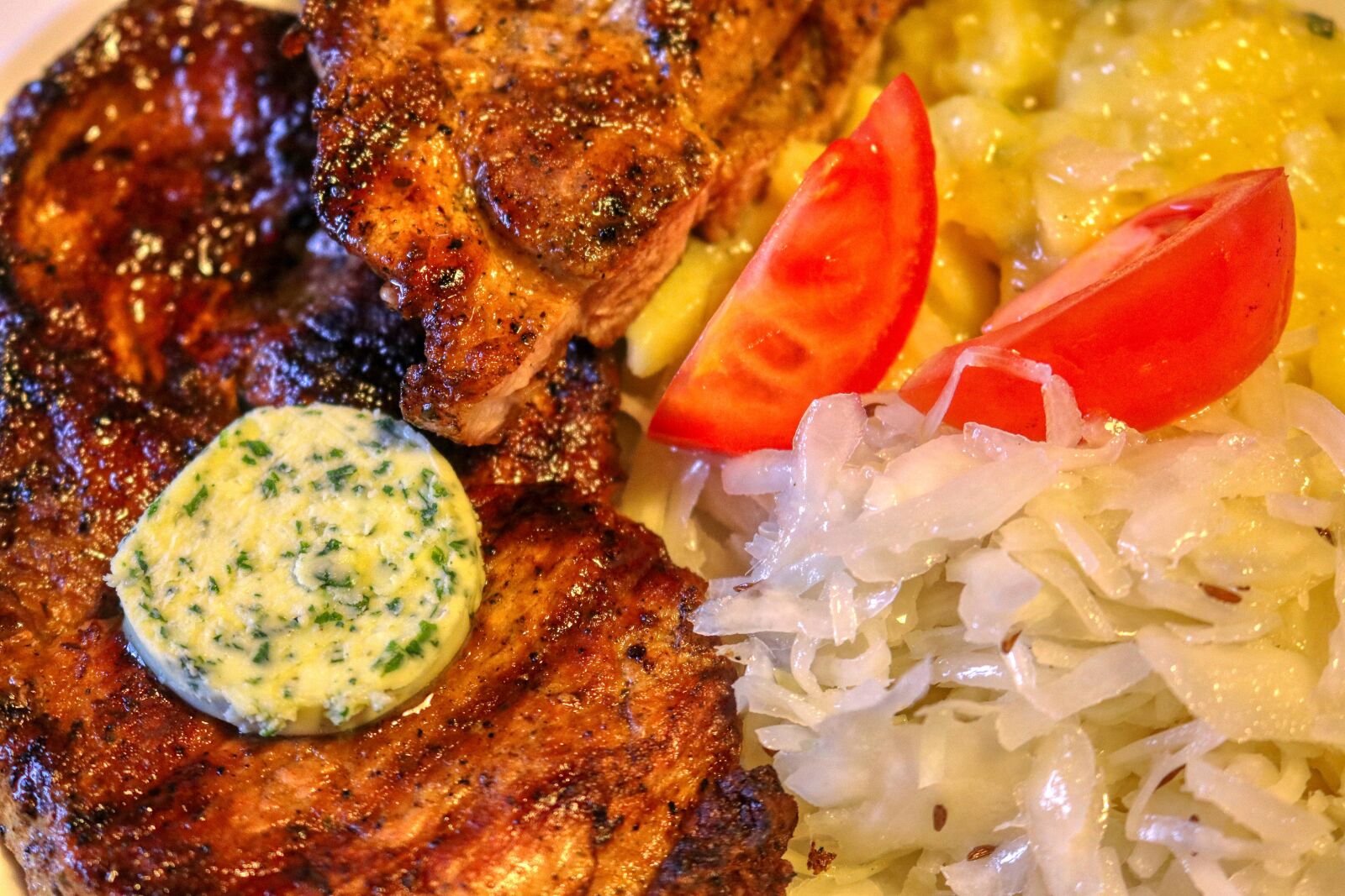 Canon EOS 80D sample photo. Meat, tomatoes, mixed grill photography