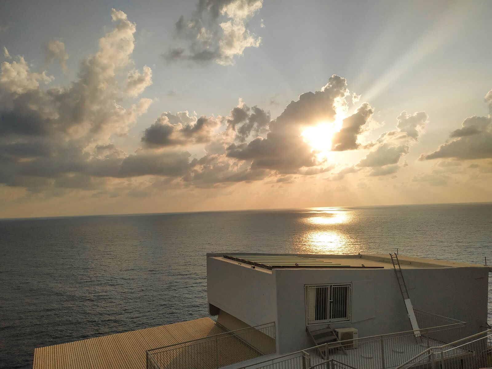 Xiaomi Redmi Note 6 Pro sample photo. Sunset, clouds, sun photography