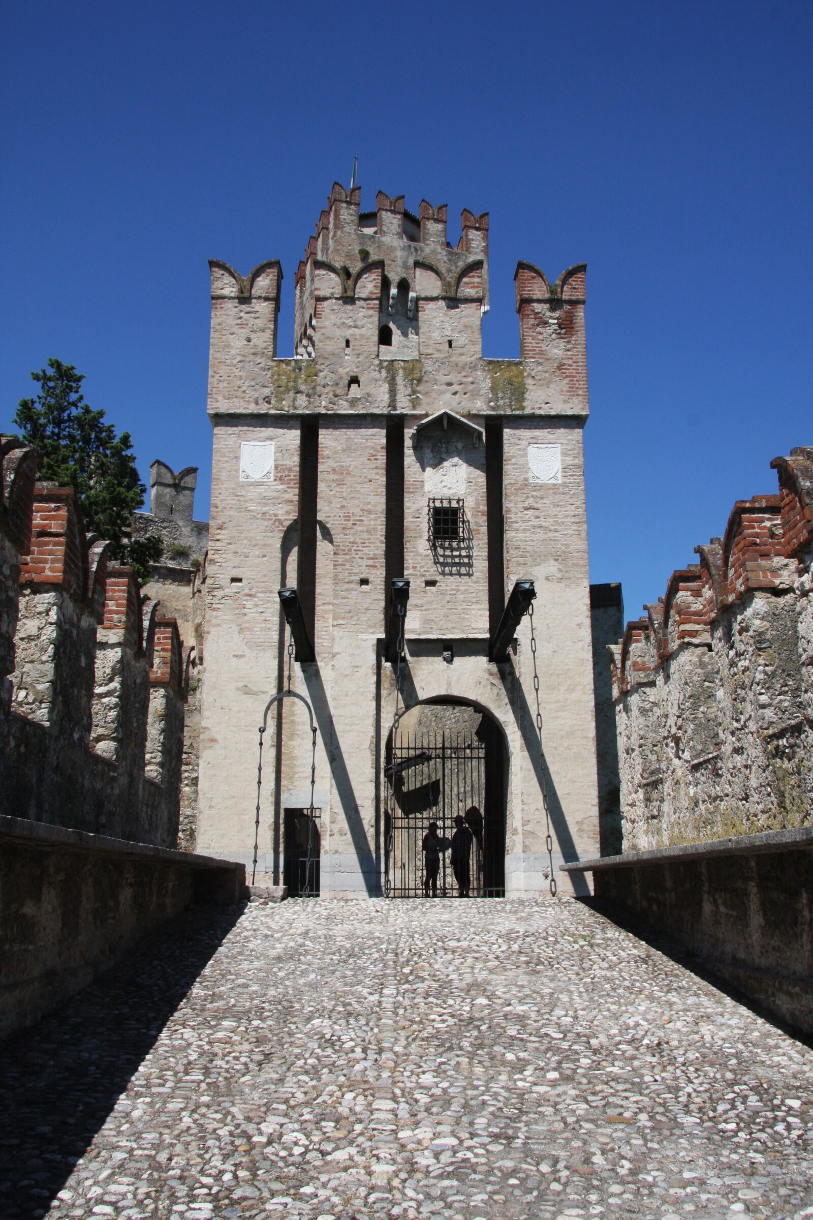 Canon EOS 40D sample photo. Lake garda, castle, italy photography