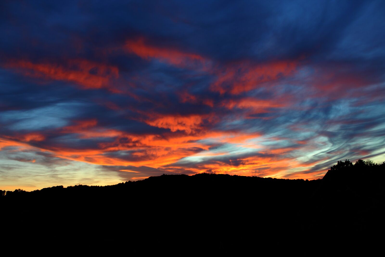 Canon EOS 1300D (EOS Rebel T6 / EOS Kiss X80) sample photo. Sunset, clouds, evening photography