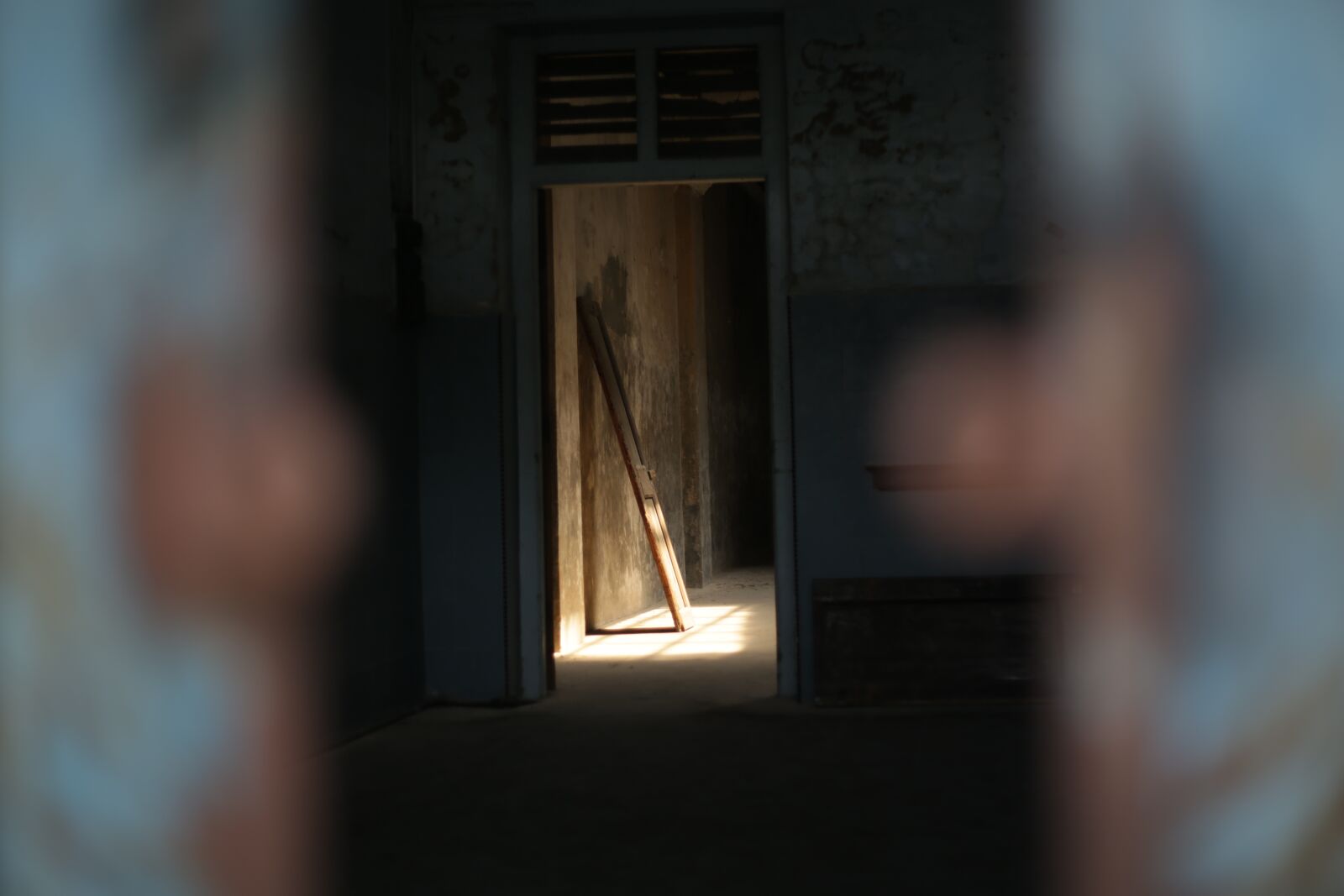 Canon EF 50mm F1.8 II sample photo. Doorway, old house, evening photography