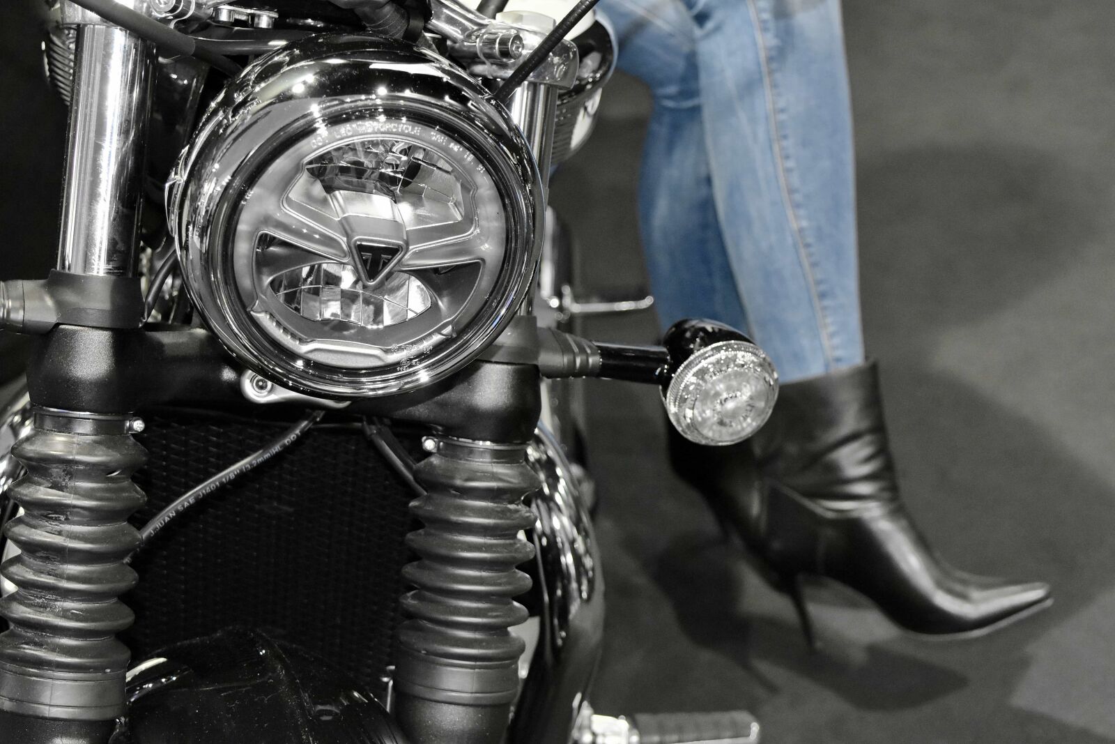 Nikon D5500 sample photo. Chrome, headlight, motorcycle, pretty photography