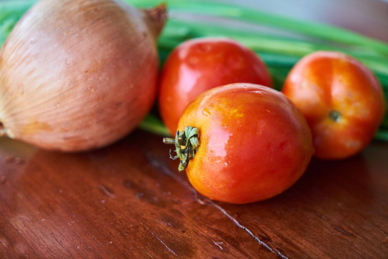 Sony a7R II sample photo. Tomato, onion, green photography