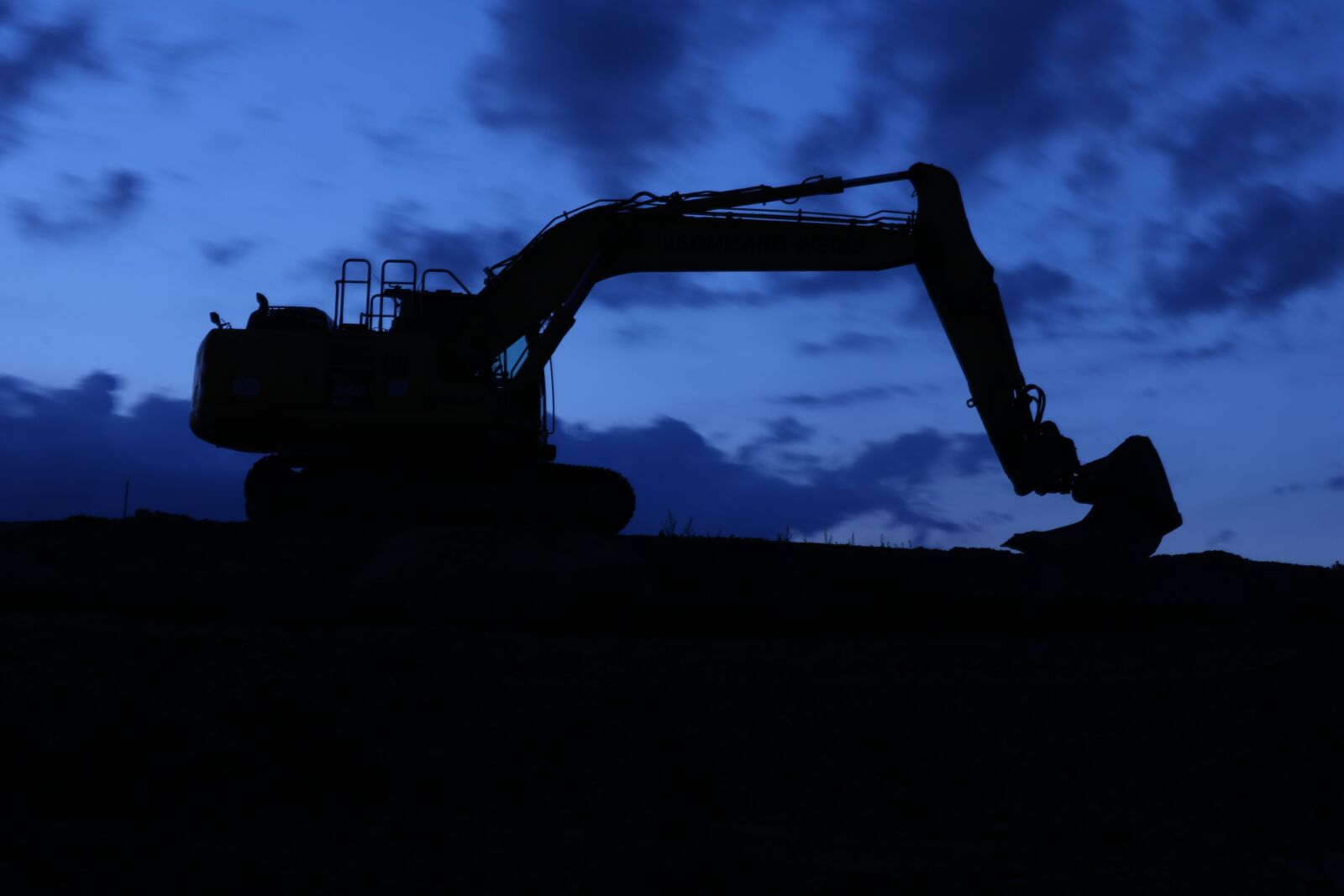 Canon EOS 750D (EOS Rebel T6i / EOS Kiss X8i) sample photo. Excavators, night, night construction photography