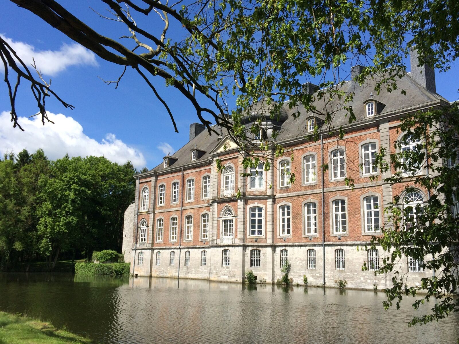 Apple iPhone 5s sample photo. Belgium, wallonie, moated castle photography