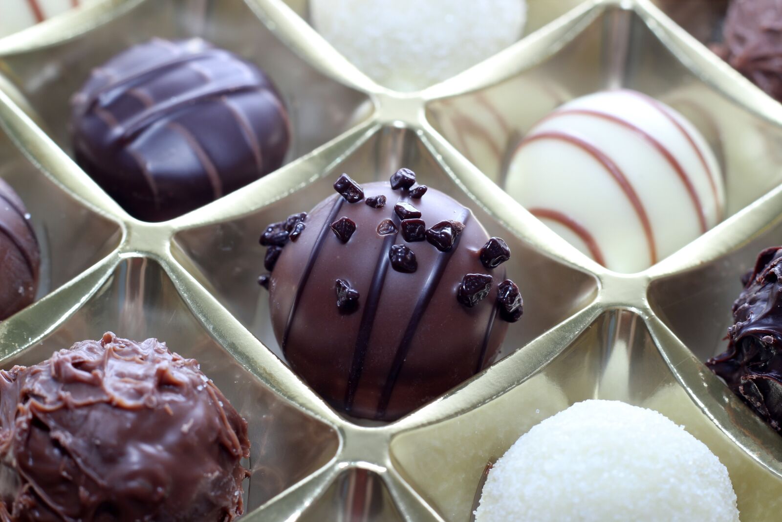 Canon EOS 600D (Rebel EOS T3i / EOS Kiss X5) + Canon EF 50mm F1.8 II sample photo. Chocolates, chocolate, nibble photography
