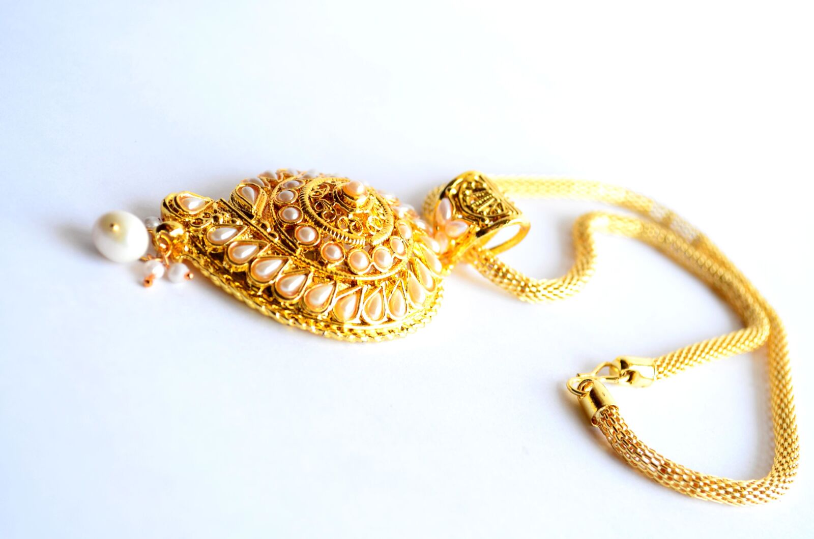 Nikon D5100 sample photo. Expensive, jewelry, gold, metal photography