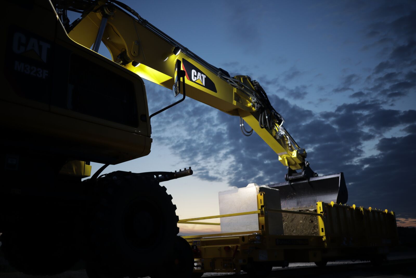 Canon EOS M50 (EOS Kiss M) + Canon EF-M 22mm F2 STM sample photo. Digger, truck, construction photography
