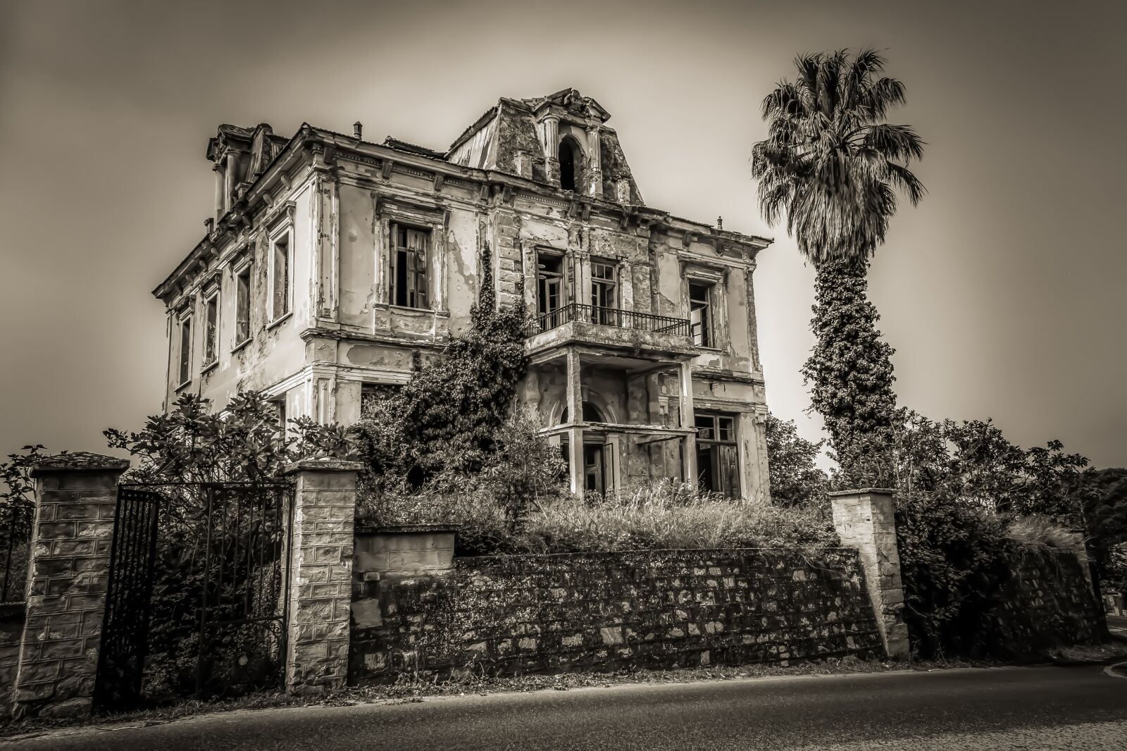 Nikon D3300 sample photo. House, abandoned, creepy photography