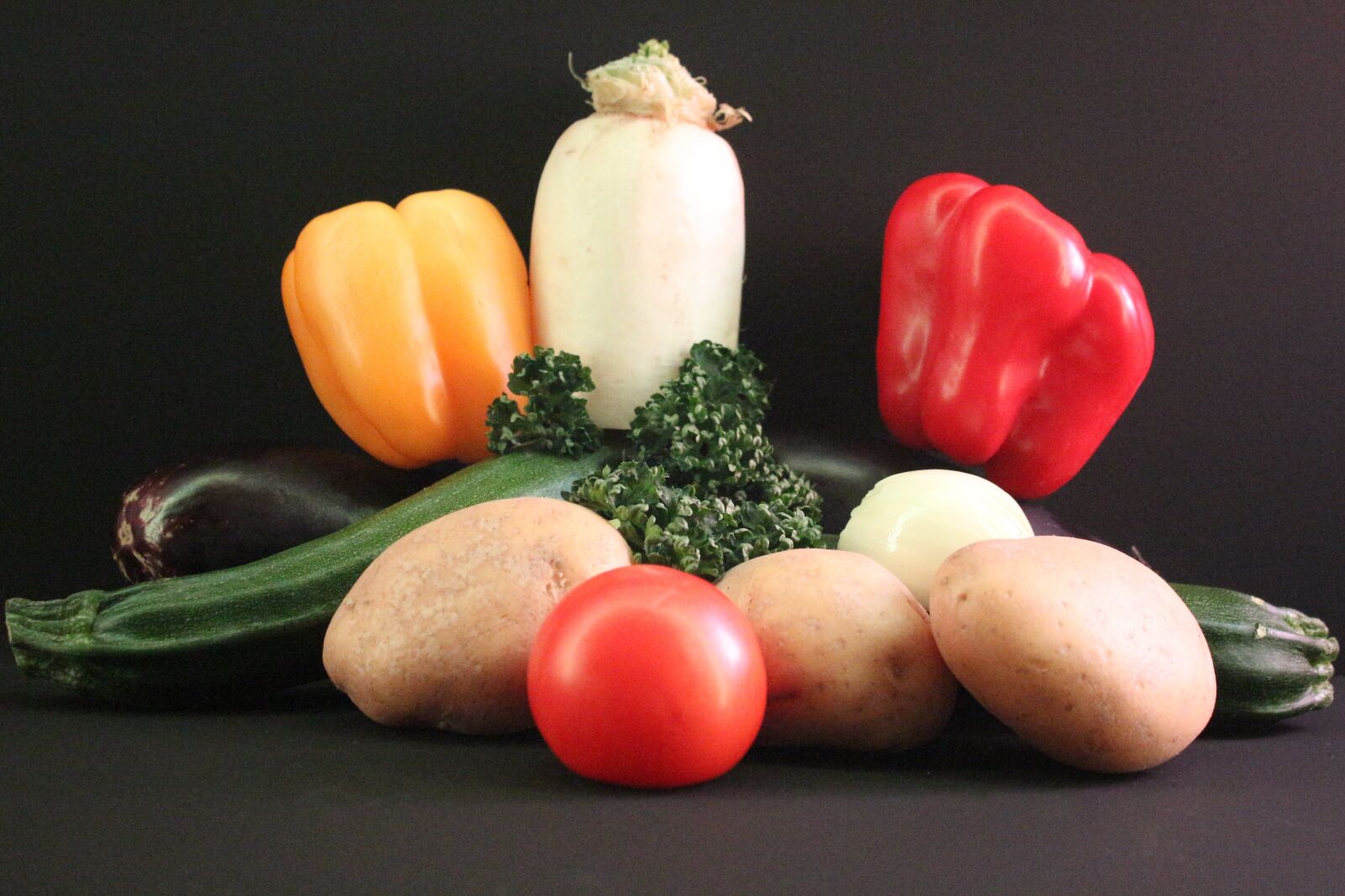 Canon EF-S 18-55mm F3.5-5.6 IS sample photo. Vegetables, paprika, cook photography