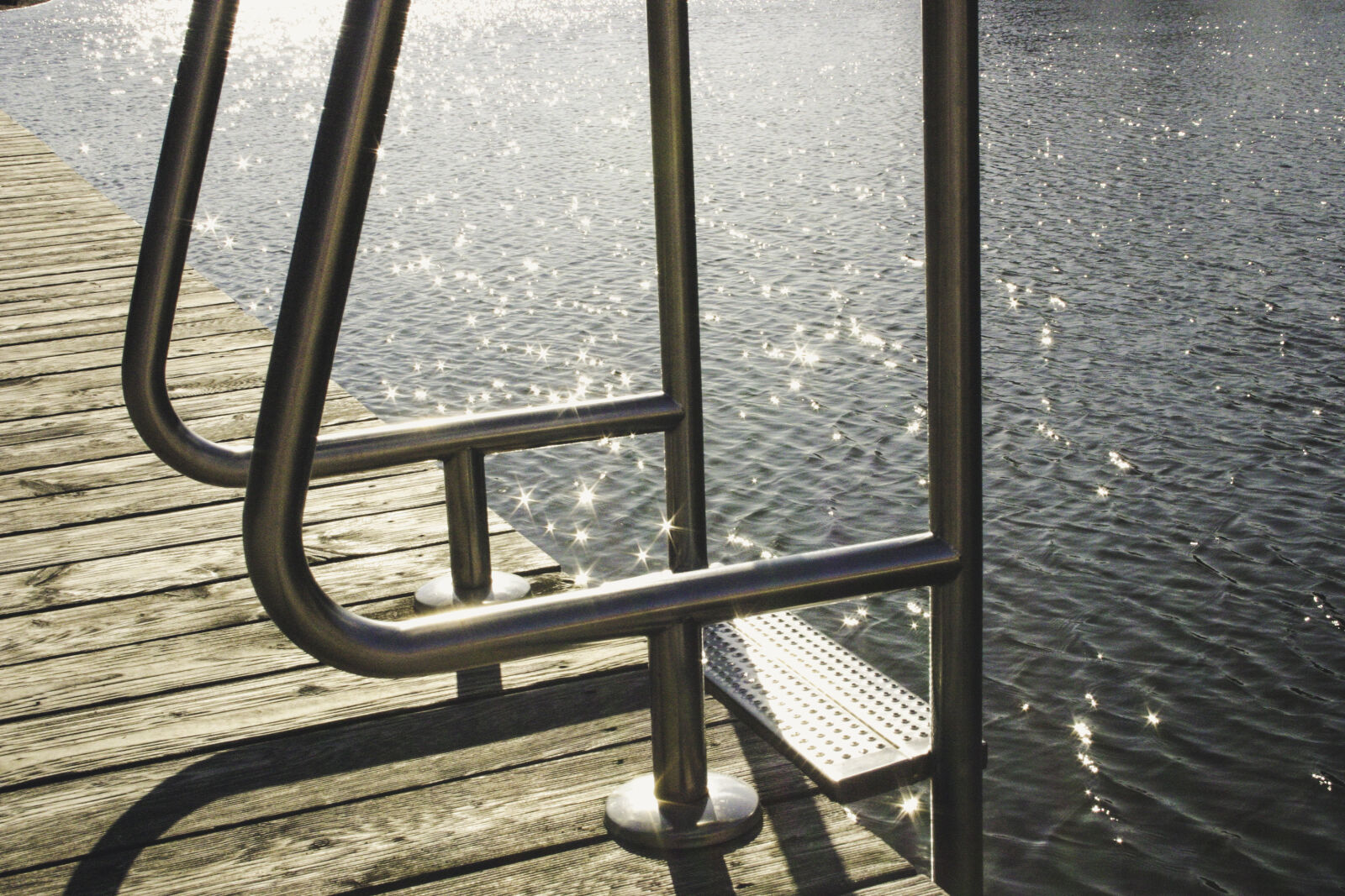 Canon EOS 300D (EOS Digital Rebel / EOS Kiss Digital) sample photo. Water, lake, window, reflection photography