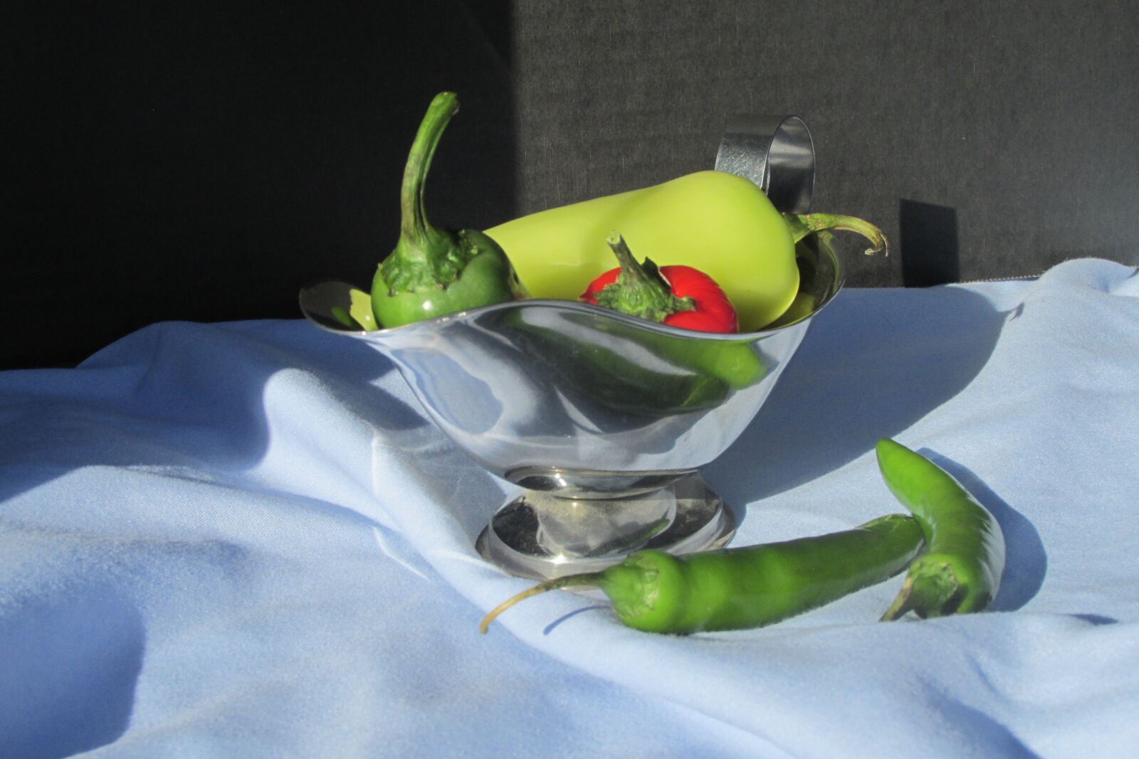 Canon PowerShot SX160 IS sample photo. Peppers, reflection, green photography