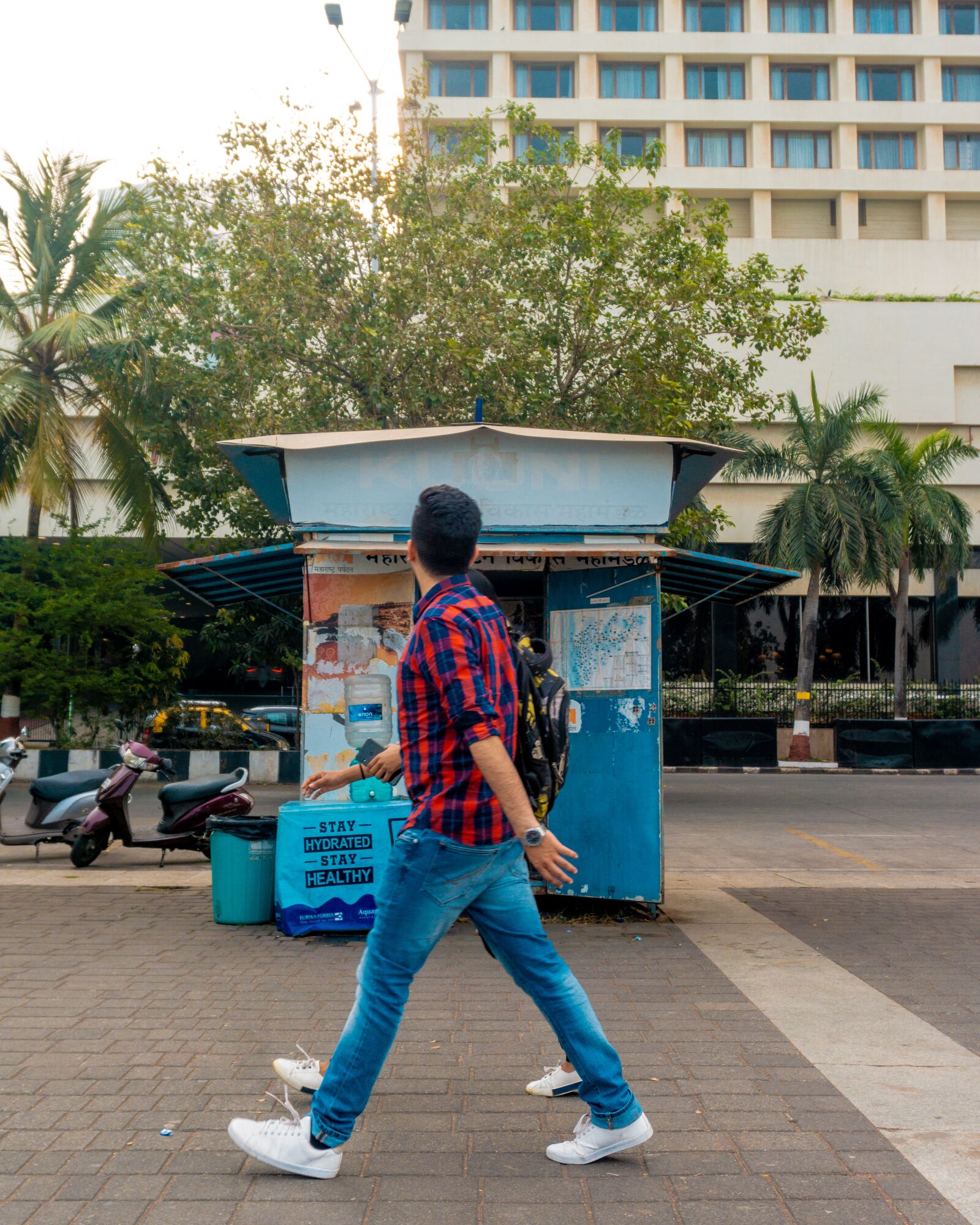 Sony a6000 sample photo. Look away, illusion, timing photography