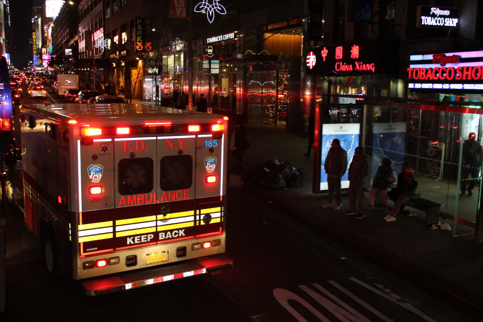 Canon EOS 1300D (EOS Rebel T6 / EOS Kiss X80) + Canon EF-S 18-55mm F3.5-5.6 III sample photo. Ambulance, new york, city photography