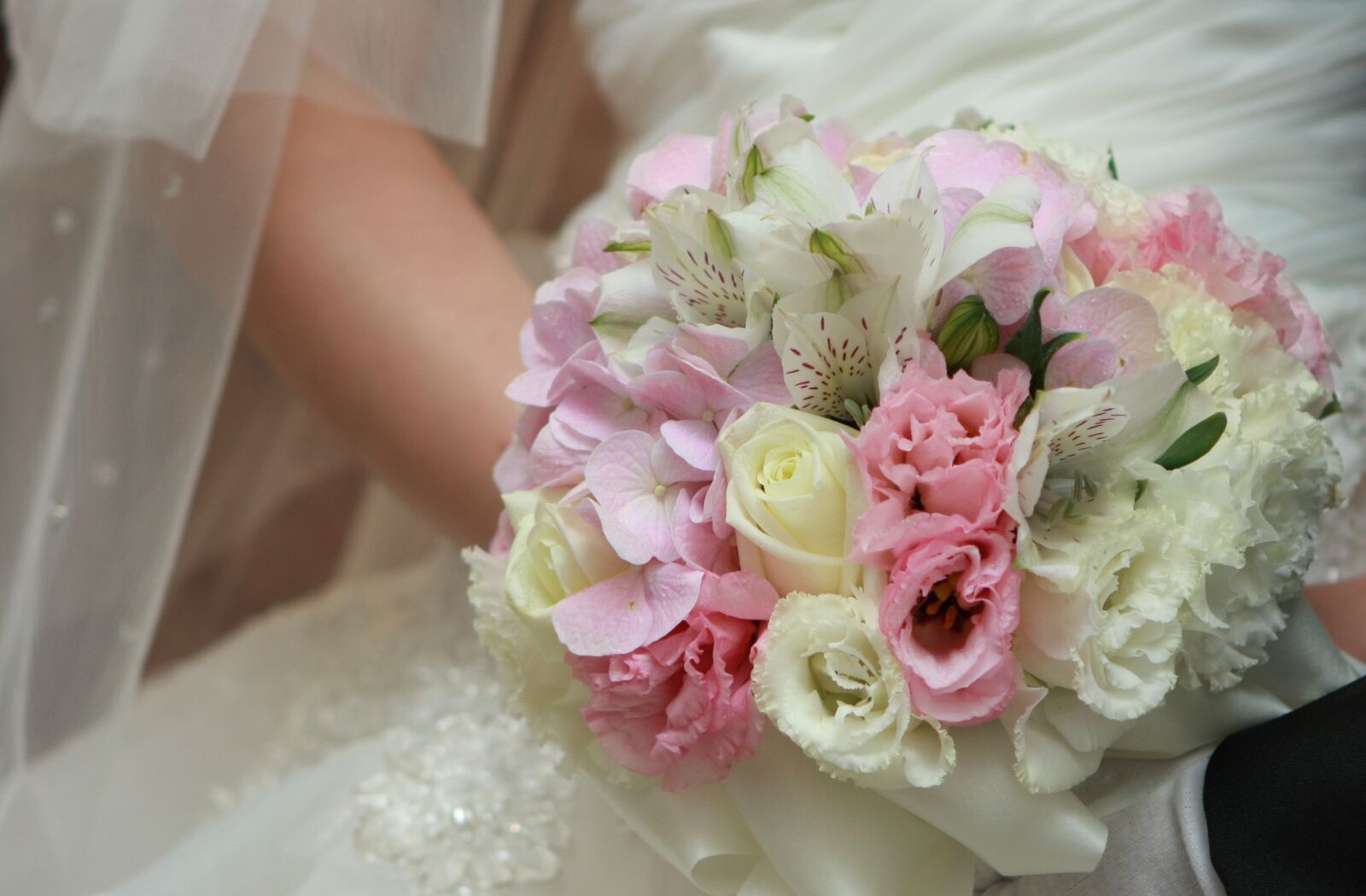Canon EOS 40D sample photo. Priest, flowers, bouquet de photography