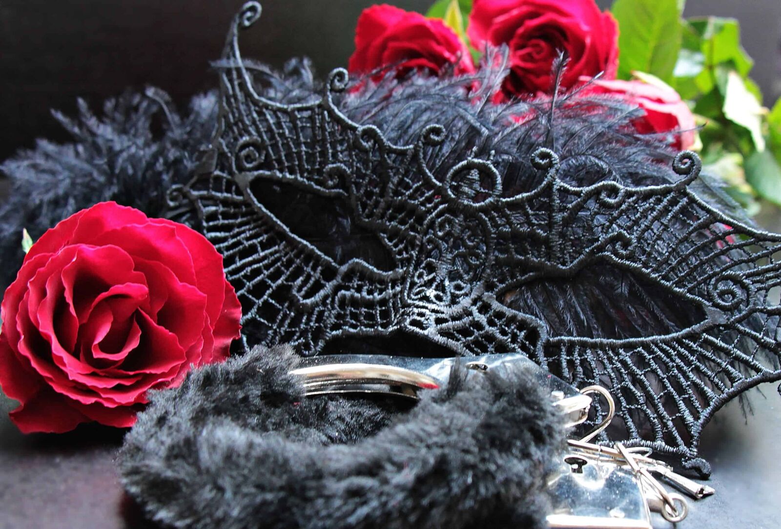 Canon EOS 550D (EOS Rebel T2i / EOS Kiss X4) sample photo. Metal, handcuffs, romance, flower photography
