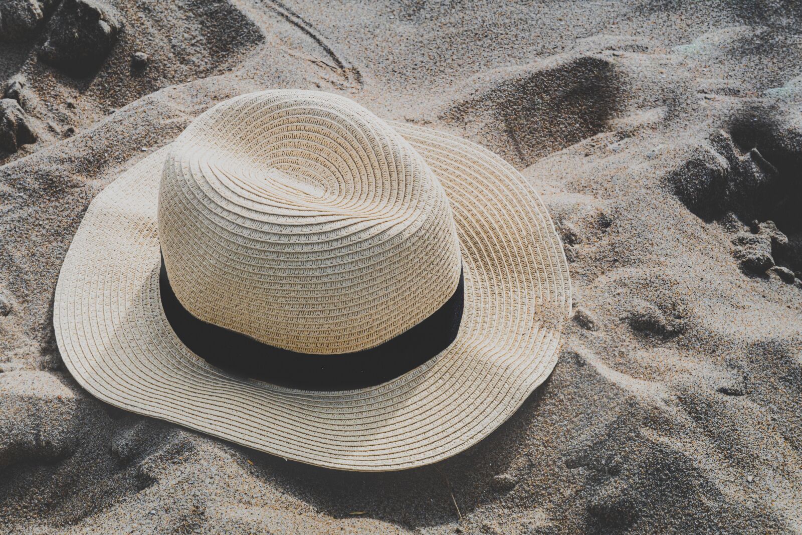Sony DT 50mm F1.8 SAM sample photo. Beach, hat, holiday photography