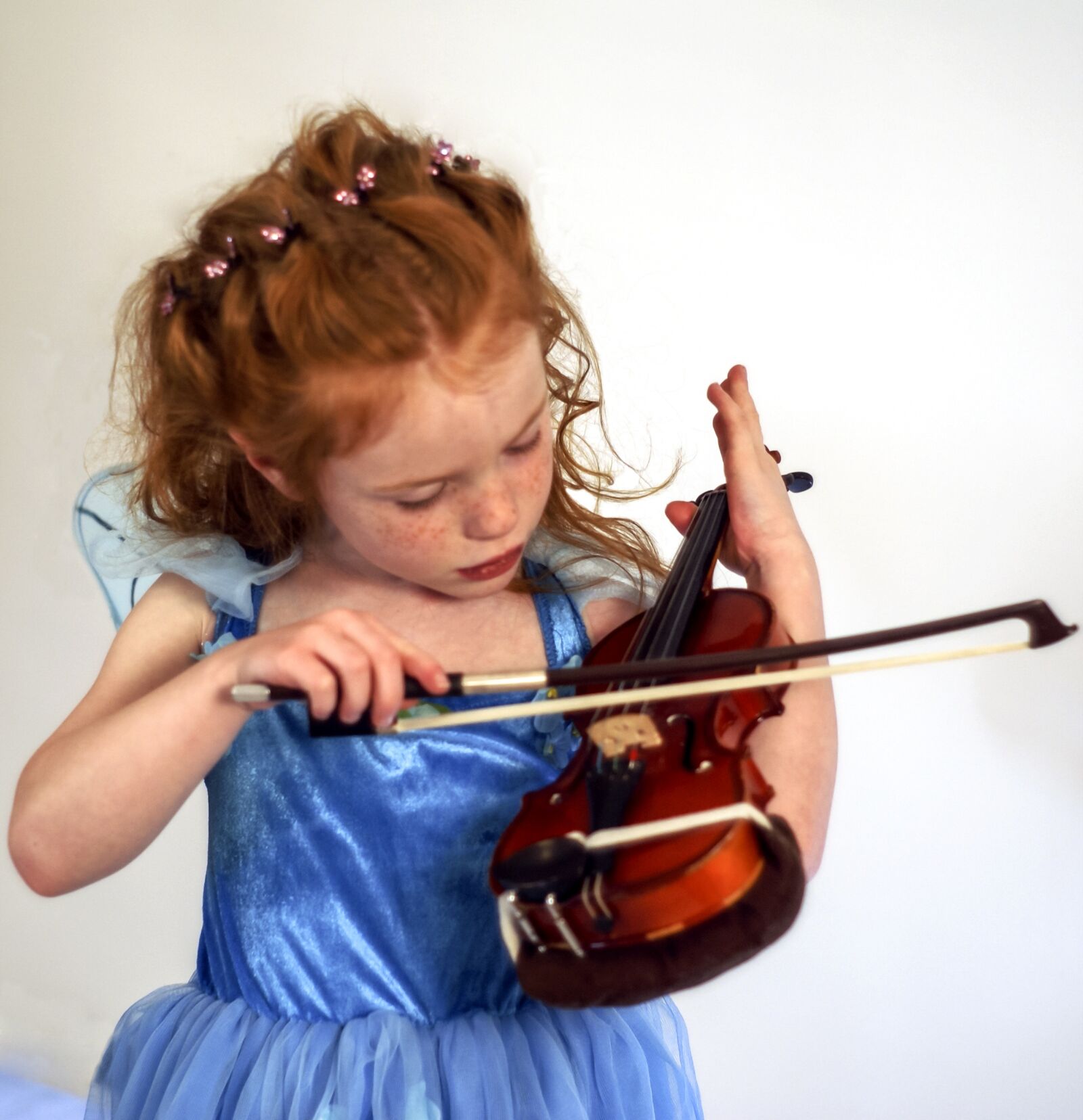Sony Alpha DSLR-A100 sample photo. Violin, fairy, child photography