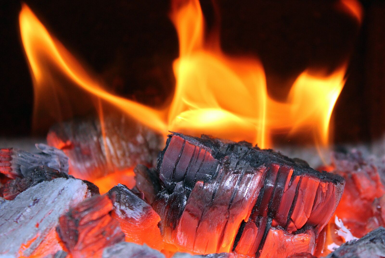 Canon EOS 1200D (EOS Rebel T5 / EOS Kiss X70 / EOS Hi) sample photo. Fire, fireplace, wood photography