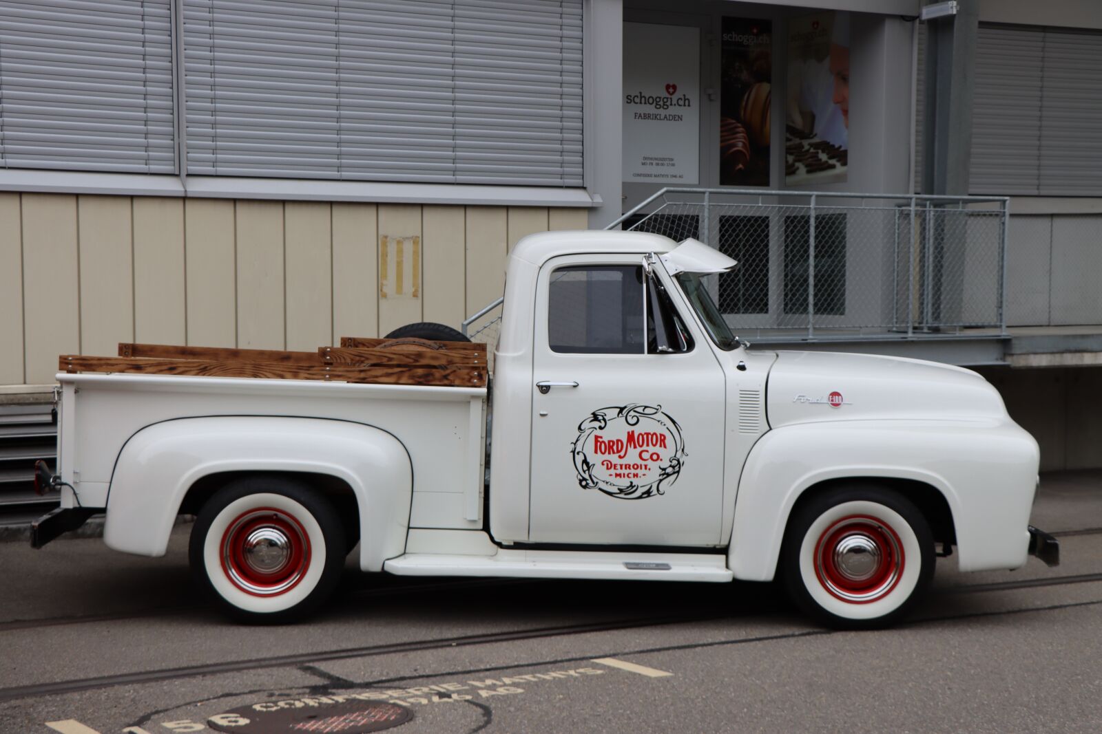 Canon EOS 90D sample photo. Vehicle, pickup, tow truck photography