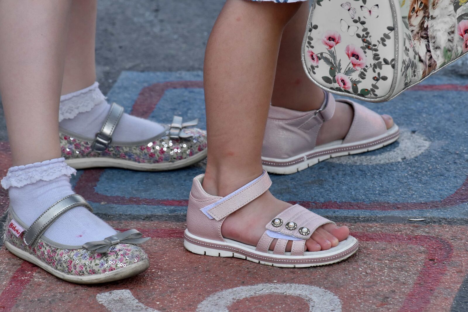 Nikon D5500 sample photo. Children, foot, sandal, street photography