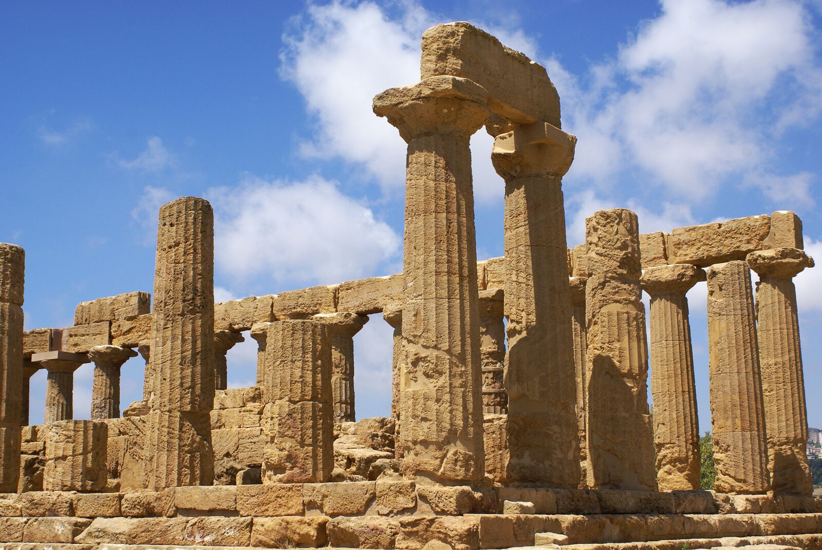 Sony Alpha DSLR-A100 sample photo. Agrigento, the valley of photography