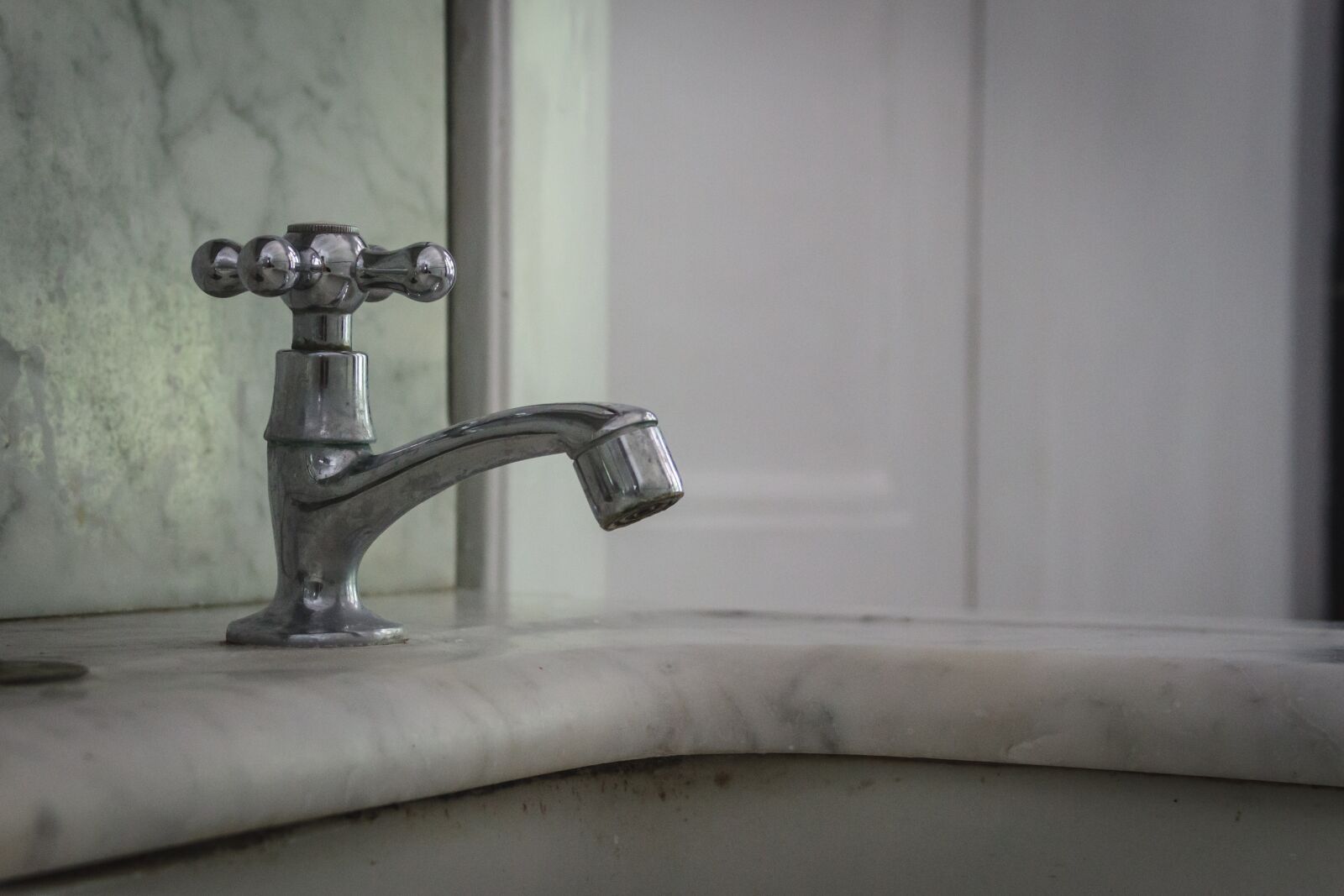 Canon EOS 7D sample photo. Bathroom sink, vintage, retro photography