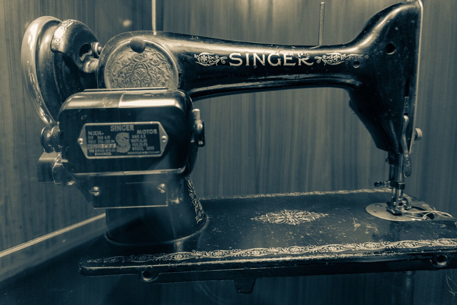 Sony a6000 sample photo. Vintage, sewing machine, singer photography