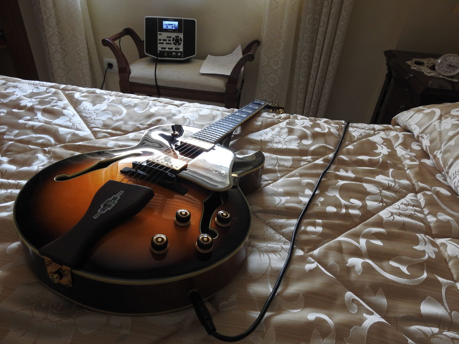 Nikon Coolpix P900 sample photo. Guitar, loneliness, music photography