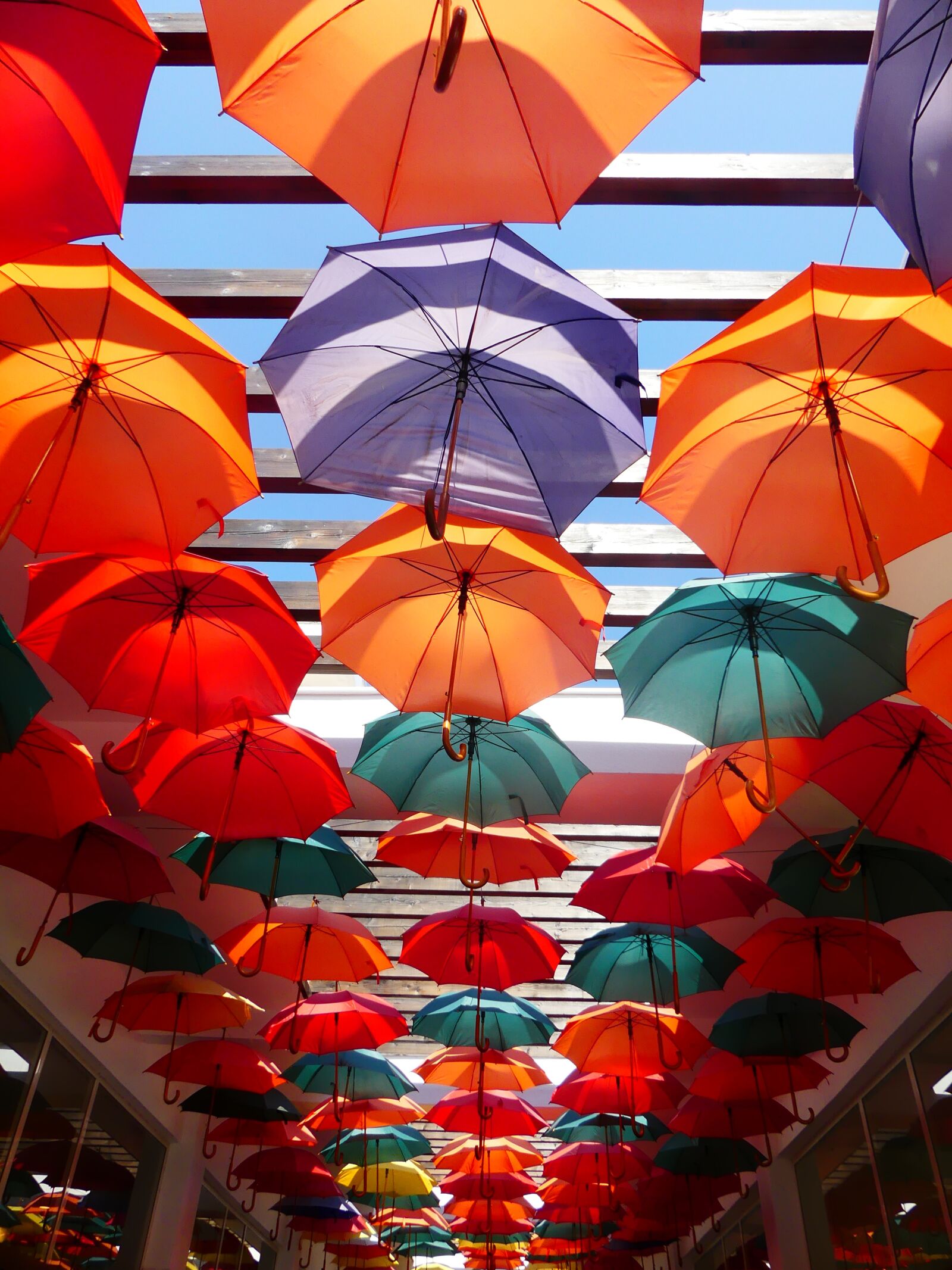 Panasonic Lumix DMC-FZ300 sample photo. Colour, umbrellas, hotel photography