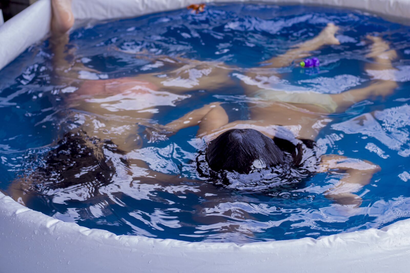 Canon EOS 2000D (EOS Rebel T7 / EOS Kiss X90 / EOS 1500D) sample photo. Pool, children, diving photography