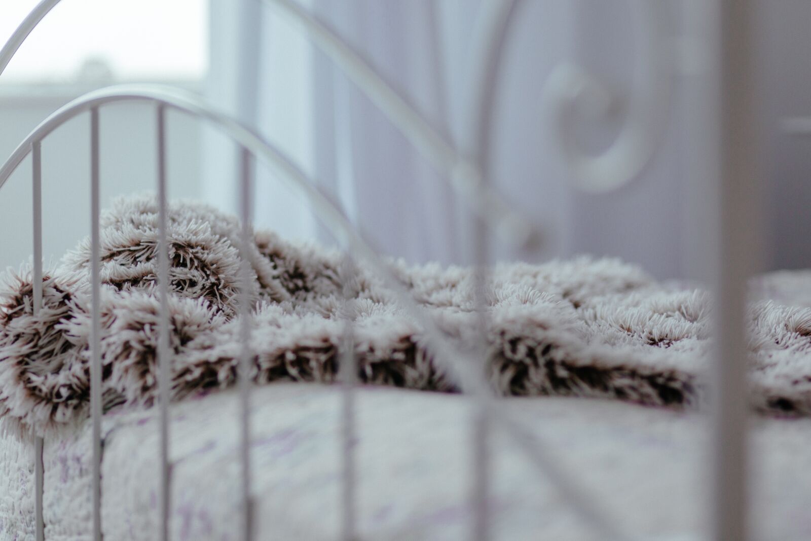 Canon EF 85mm F1.8 USM sample photo. Bed, room, steel photography
