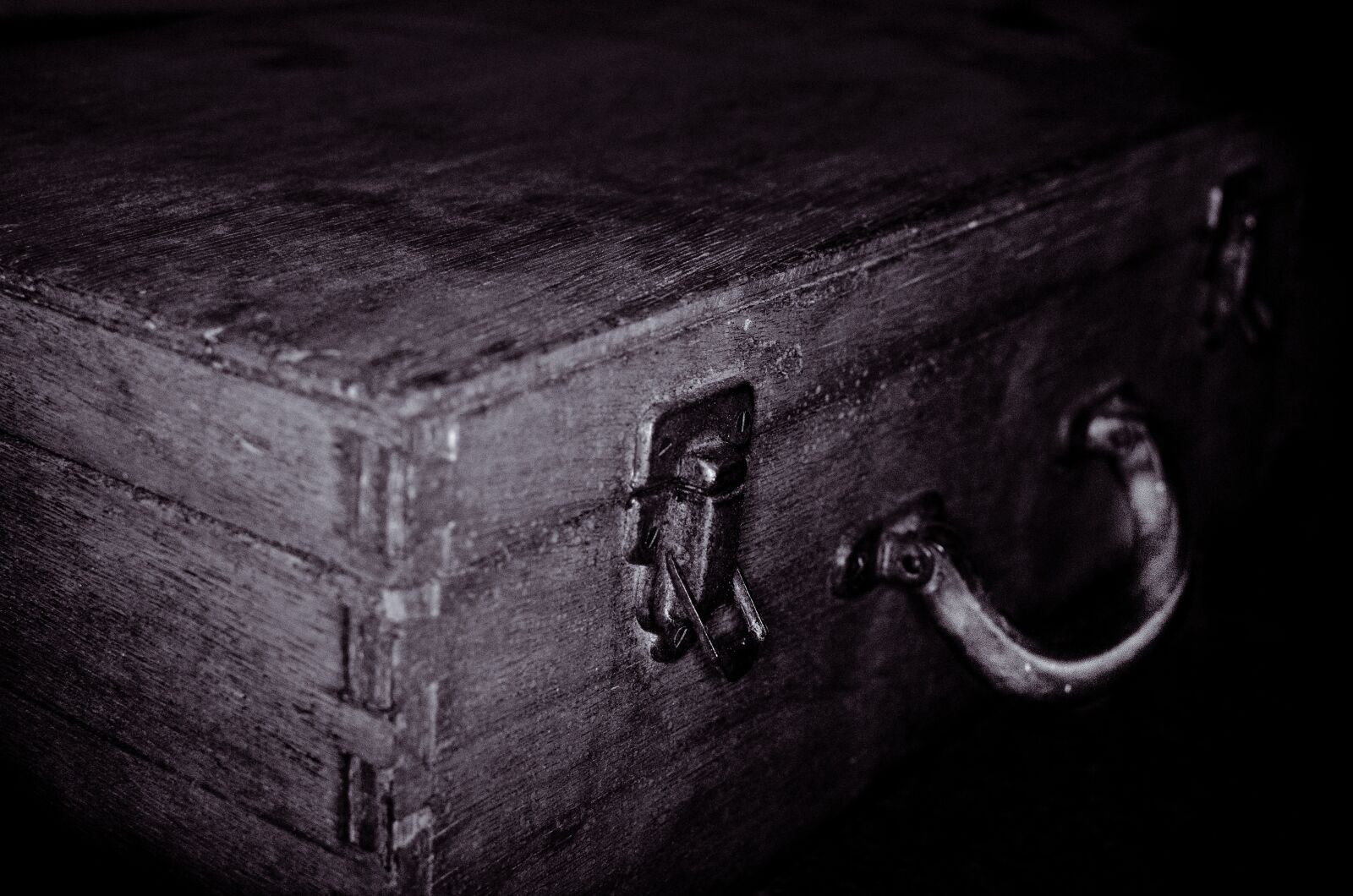 Nikon D5100 sample photo. Suitcase, wooden, travel photography