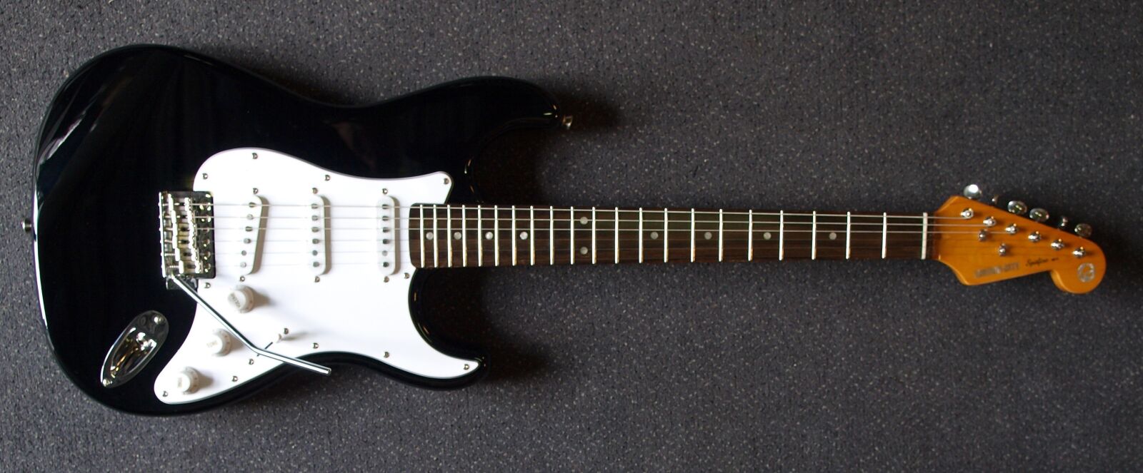 Olympus E-520 (EVOLT E-520) sample photo. Guitar, london city spitfire photography