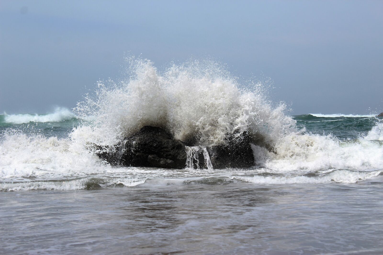 Canon EOS 1200D (EOS Rebel T5 / EOS Kiss X70 / EOS Hi) sample photo. Crashing wave, ocean, wave photography