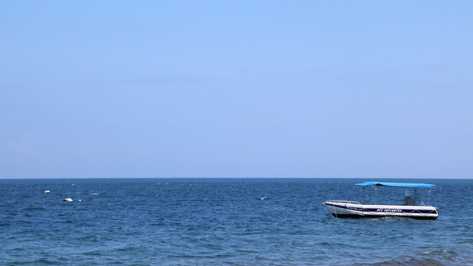 Canon EOS 77D (EOS 9000D / EOS 770D) sample photo. Sea, boat, background photography