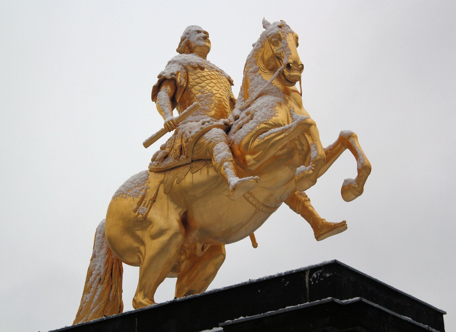 Canon EOS 550D (EOS Rebel T2i / EOS Kiss X4) sample photo. Statue, rider, gold photography