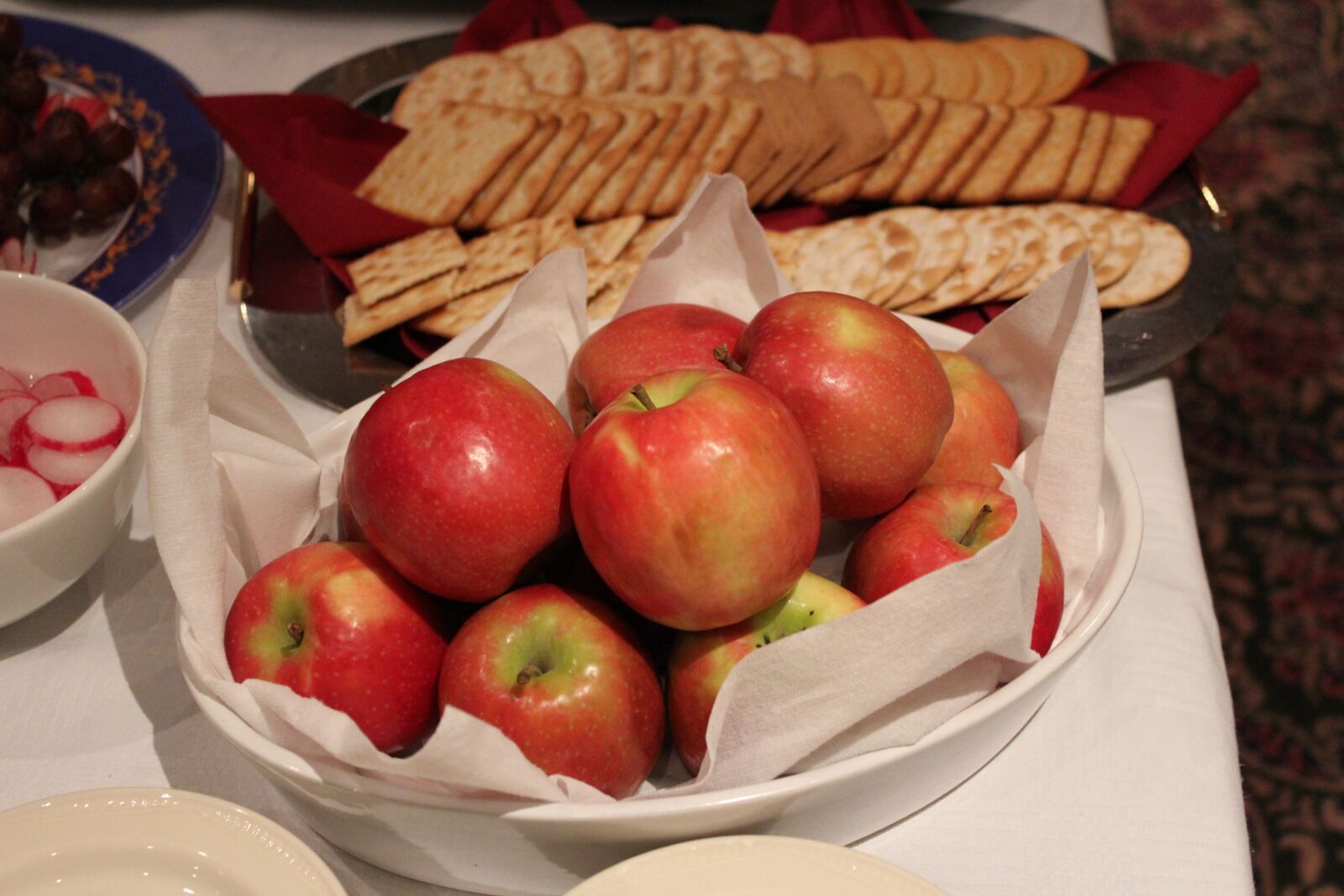 Canon EOS 550D (EOS Rebel T2i / EOS Kiss X4) sample photo. Apple, apples, basket photography