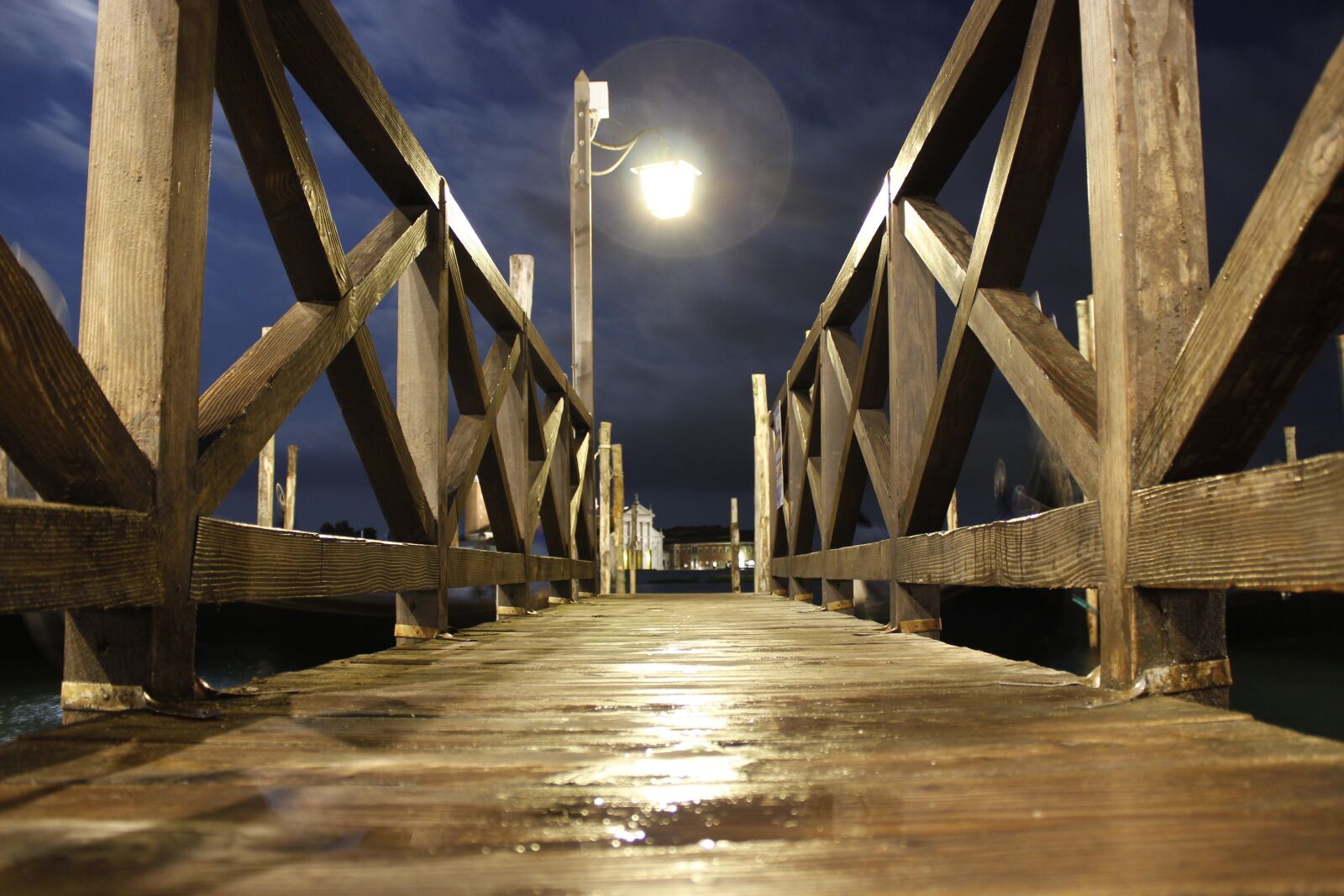 Canon EOS 600D (Rebel EOS T3i / EOS Kiss X5) sample photo. Street lamp, rail, gateway photography